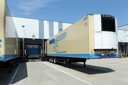 LKW der Nagel Group liefert an Logistikimmobilie